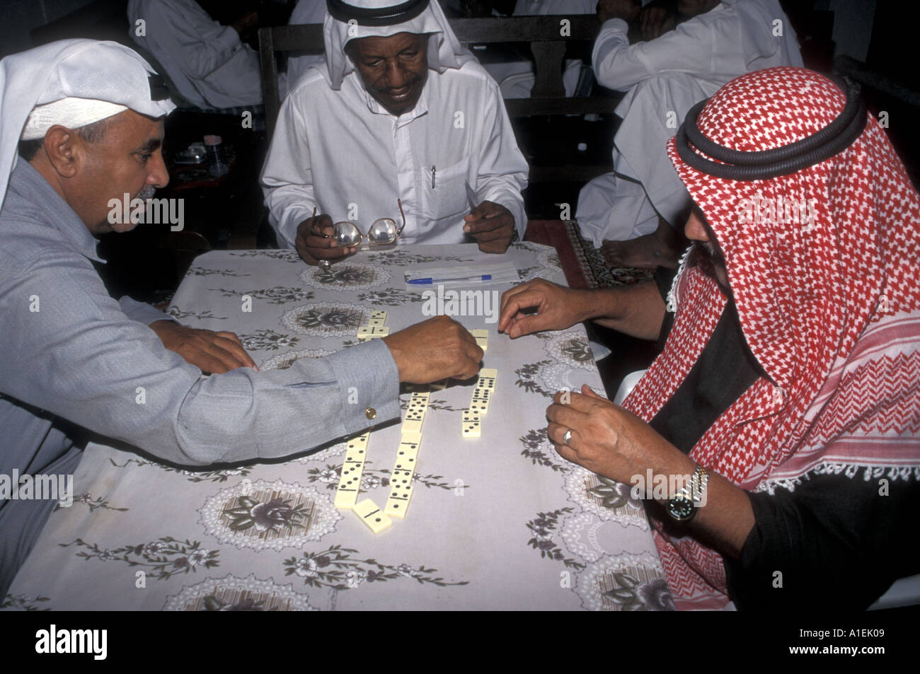 GLI uomini DEL QATAR giocano a domino in una casa da tè della West Bay nella capitale, Doha, 1995 Foto Stock