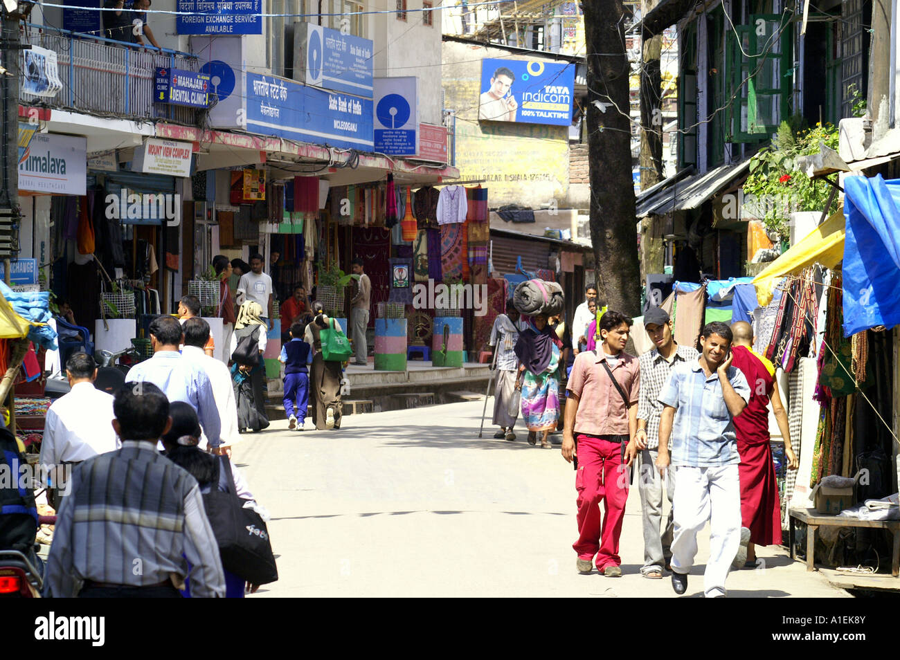 High street con i suoi negozi e turisti in McLeod Ganj, India Foto Stock