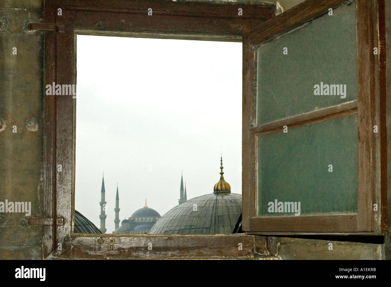 Il lontano dalla Moschea Blu cupole e minareti, attraverso una finestra di Aya Sofya, Istanbul, Turchia. DSC 7387 Foto Stock