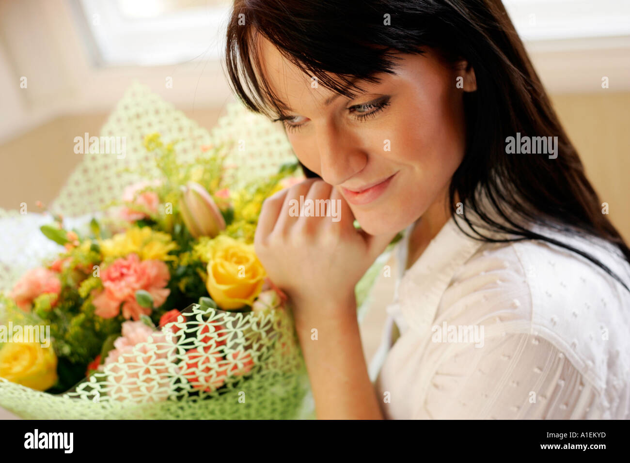 Giovane Donna con fiori Foto Stock