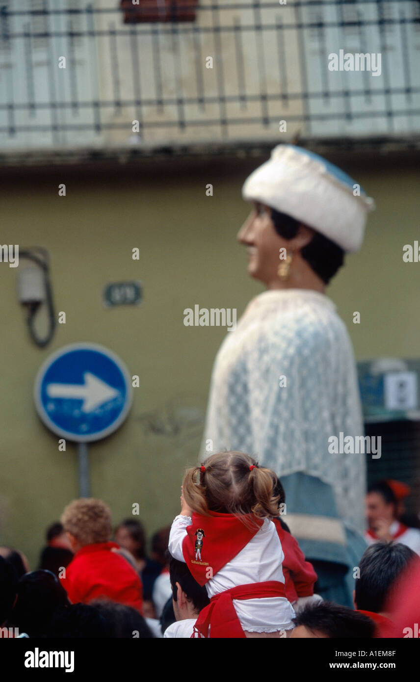 Gigante nella processione del Gigantes y Cabezudos durante la Fiesta de San Fermin, Pamplona, Navarra, Spagna Foto Stock