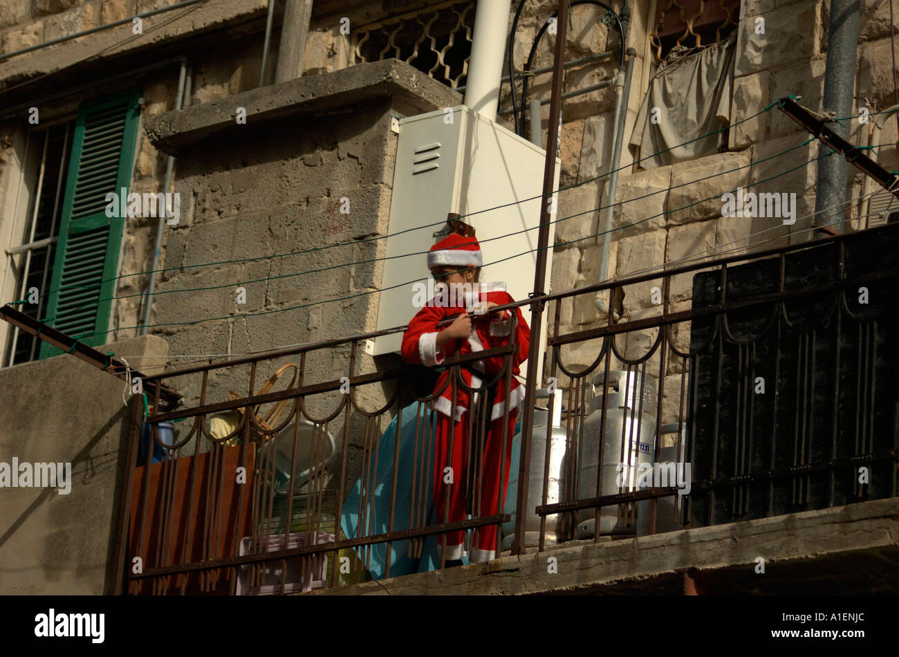 I bambini vestiti come Santa Claus in una sfilata di Wadi Nisnas Haifa Israel Foto Stock