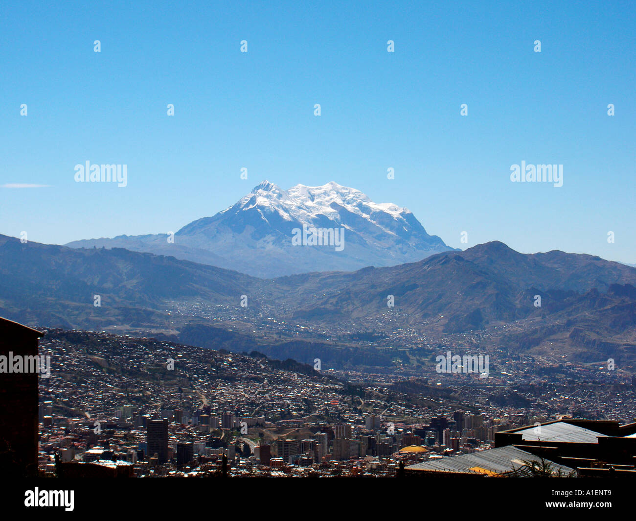 Vulcano Illimani che domina la città di La Paz in Bolivia , Sud America. Foto Stock