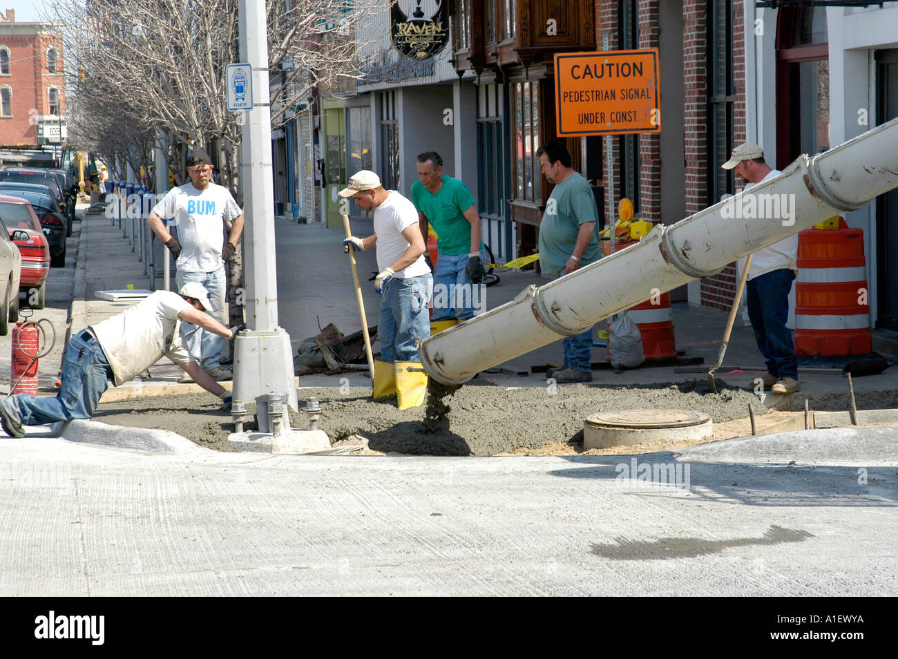 Attrezzature pesanti e il lavoro manuale noi usato nella riparazione di strade e nuova costruzione di strada Foto Stock
