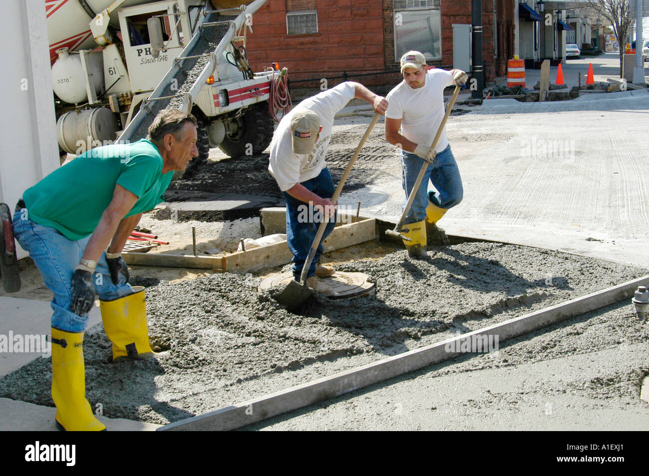 Attrezzature pesanti e il lavoro manuale noi usato nella riparazione di strade e nuova costruzione di strada Foto Stock