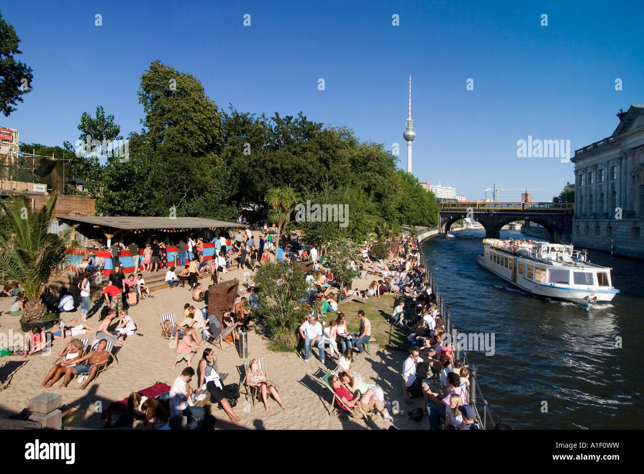 Berlin bar sulla spiaggia a Sprea riverbank vicino al museo Island Alex Strandbar Mitte Foto Stock