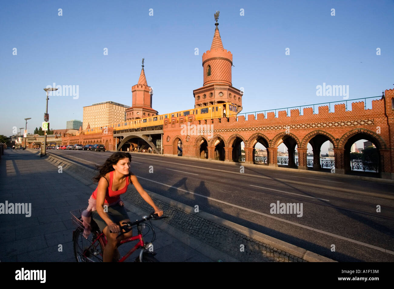 Berlino ponte Oberbaum portici biciclette Foto Stock