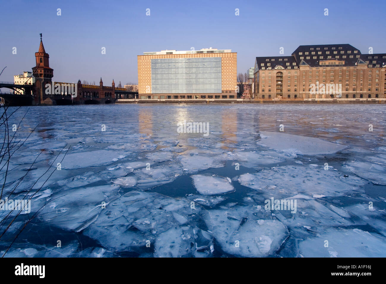 Berlino Kreuzberg Friedrichshain ponte Oberbaum smerigliati fiume Sprea floes di ghiaccio in inverno freddo Foto Stock