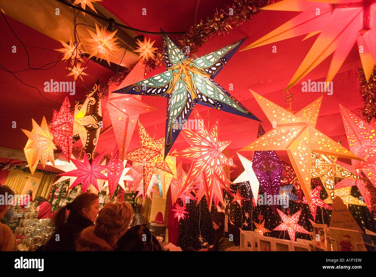 Berlin gendarme mercato Mercato di Natale Luci di Natale stelle Foto Stock