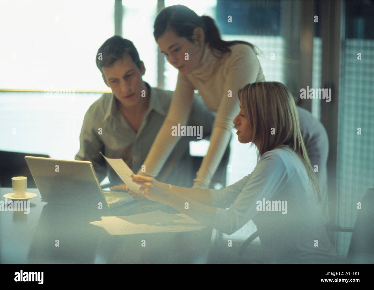 Gli imprenditori guardando il documento Foto Stock