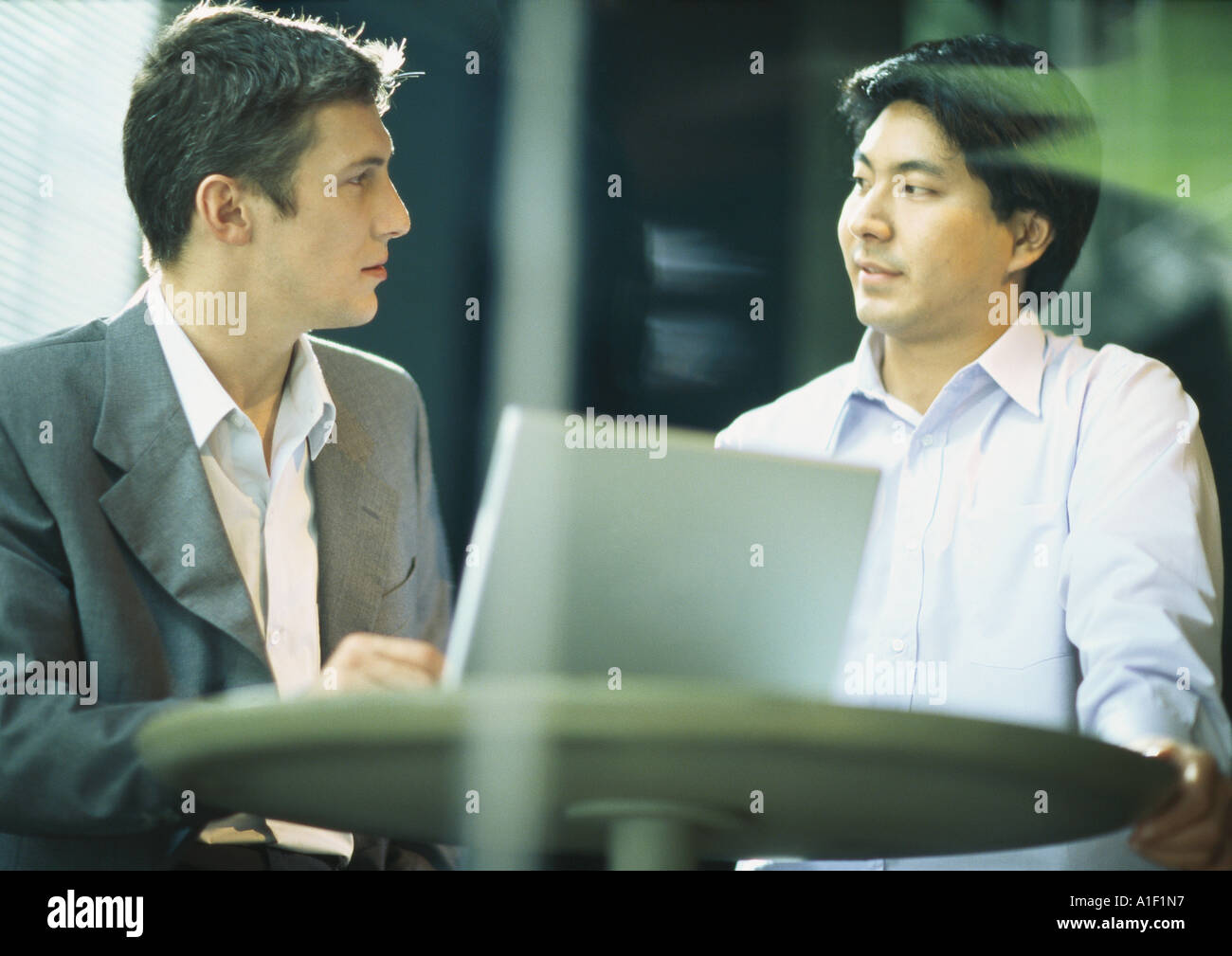 Due proprietari fissando ciascun altro Foto Stock