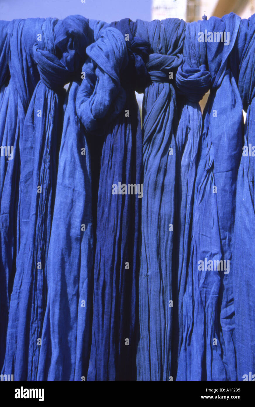 In cotone blu sciarpe come quelli indossati dalle locali Tuareg sono  venduti come souvenir a Zagora Marocco Foto stock - Alamy