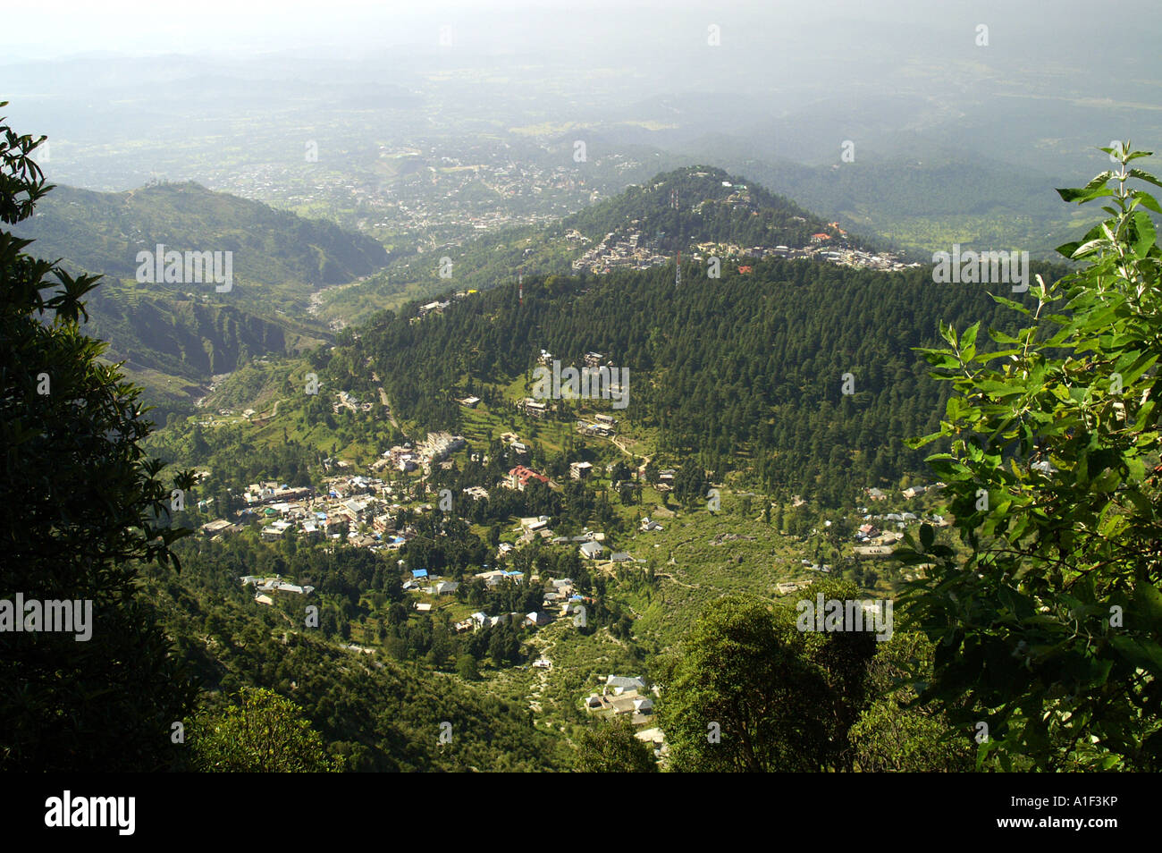Vista di McLeod Ganj, Dharamkot, Bhagsunag villaggi e Dharamsala Foto Stock