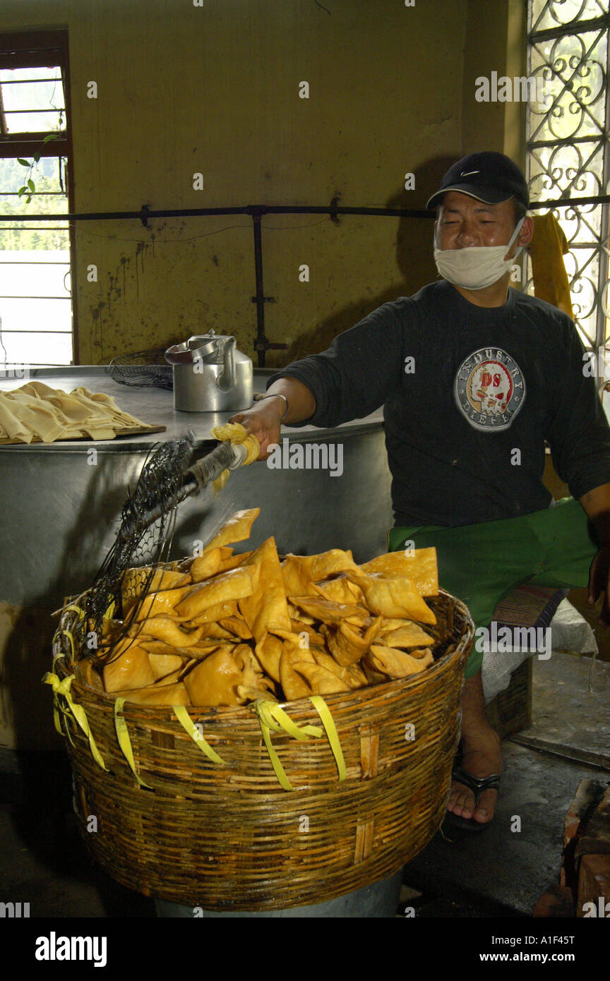 Monaci buddisti tibetani rituale di memorizzazione torte, Namgyal monastero, McLeod Ganj Foto Stock