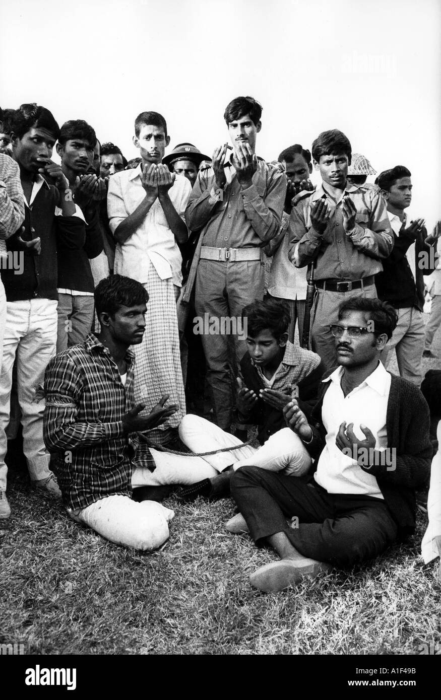 Il famigerato bayonetting di 5 giovani uomini durante il Bengala s vittoria rally Dacca Stadium Dec 18 1971 Foto Stock