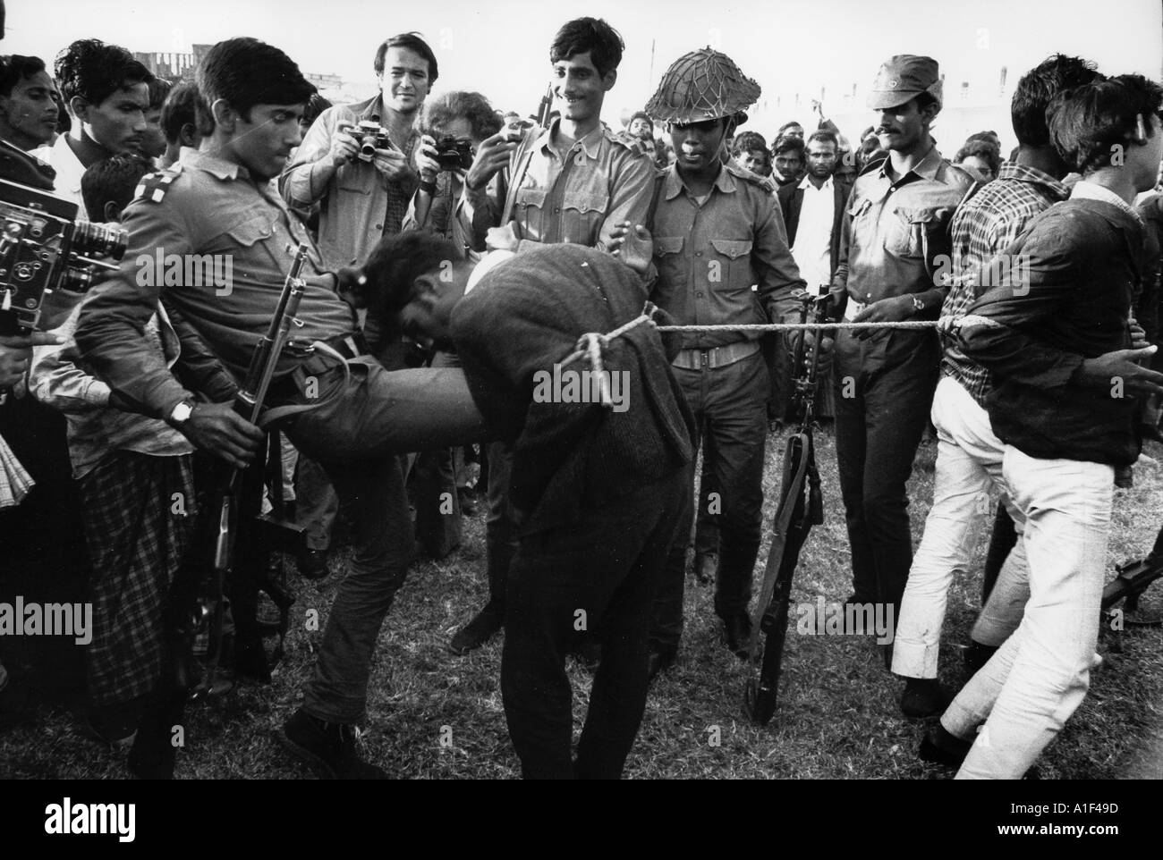 Il famigerato bayonetting di 5 giovani uomini durante il Bengala s vittoria rally Dacca Stadium Dec 18 1971 Foto Stock