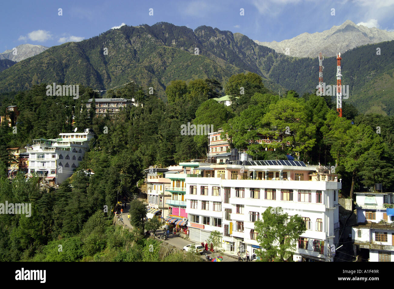 Vista di McLeod Ganj e gamma Dhauladhar dell Himalaya indiano forma Namgyal monastero Foto Stock