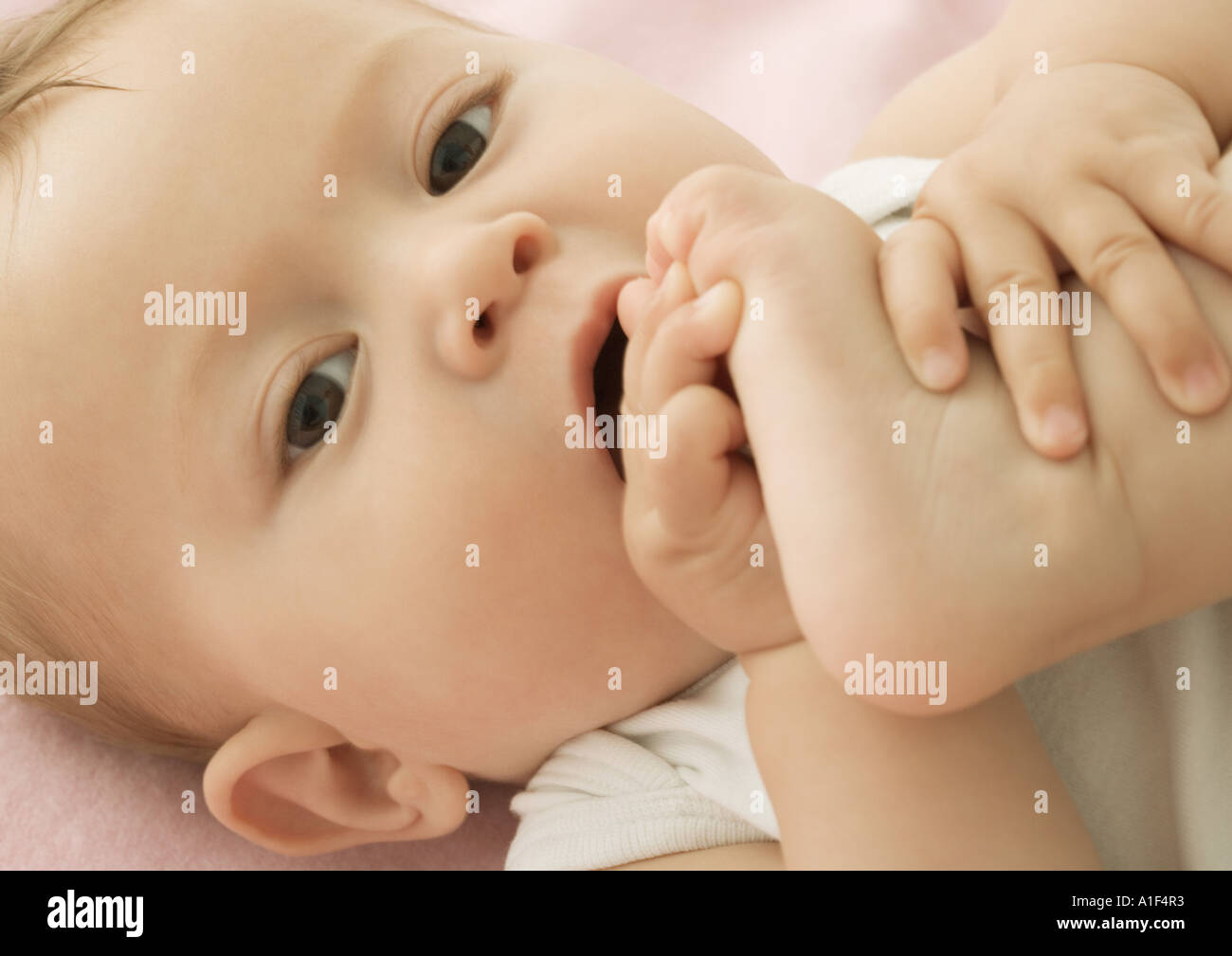 Baby mettendo piede in bocca Foto Stock