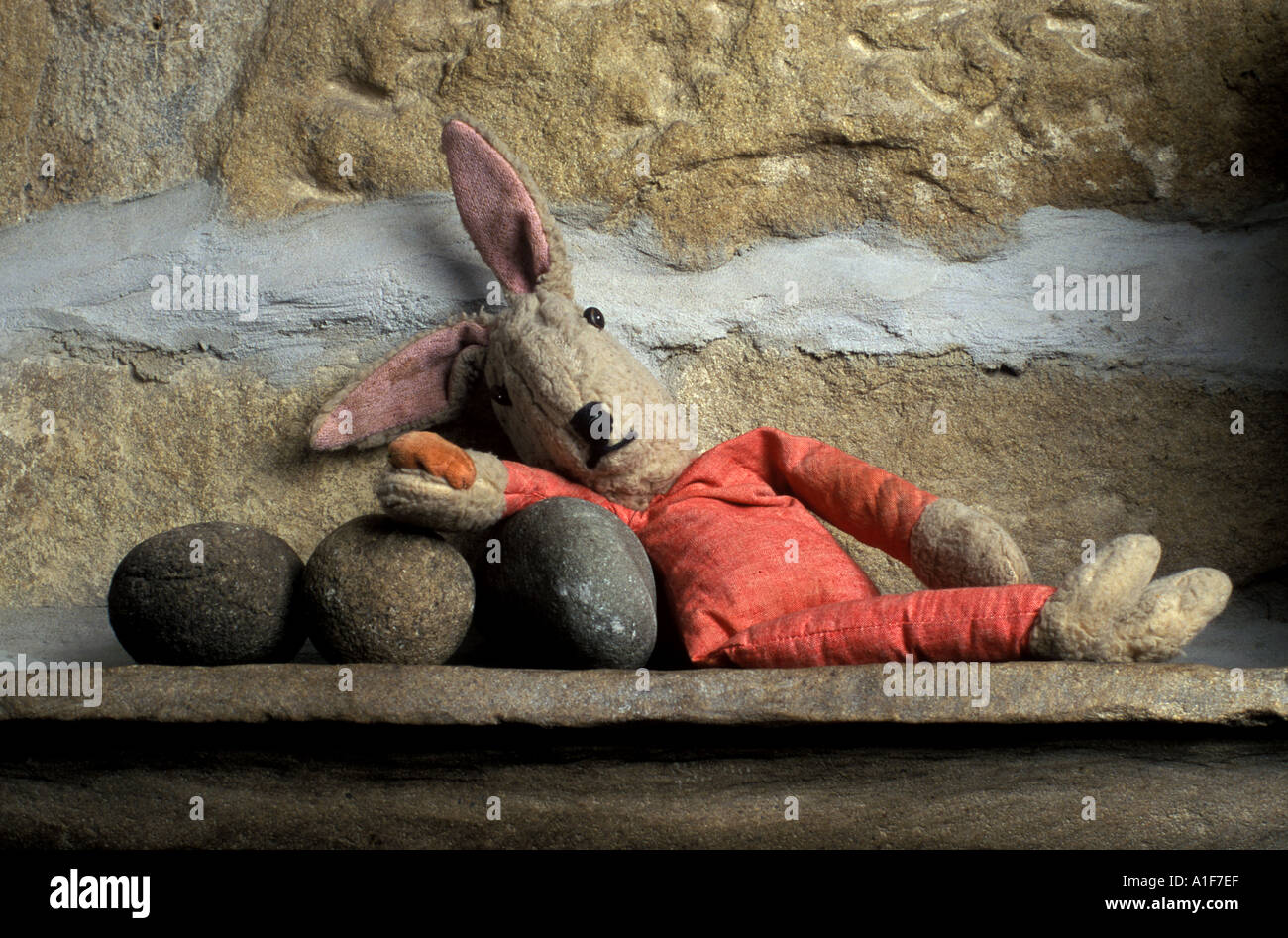 Di cui retro giocattolo morbido coniglio su STONE MANTELPIECE Foto Stock