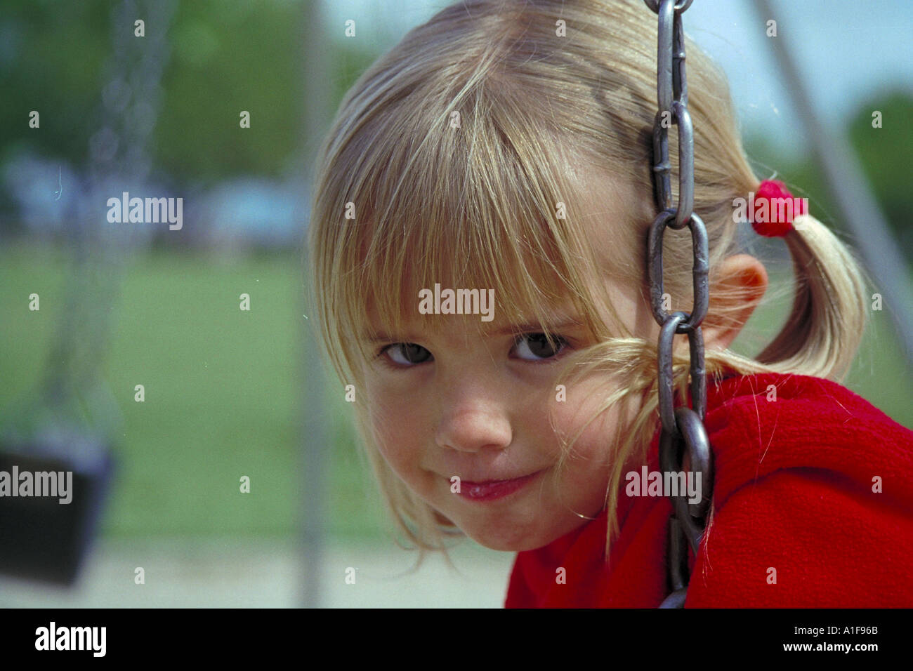 Bambina al parco giochi Foto Stock