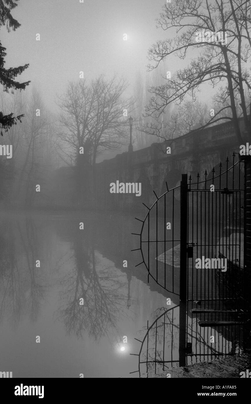 Molla di Misty sunrise su Magdalen Bridge Oxford Foto Stock