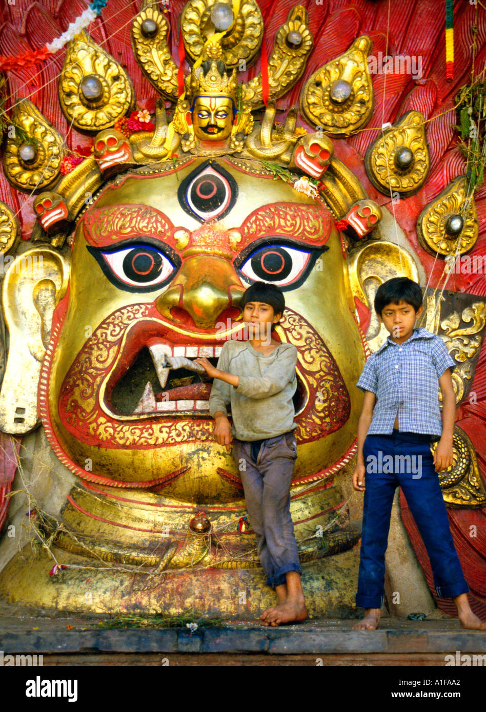 I bambini e gli dèi - Kathmandu in Nepal Foto Stock