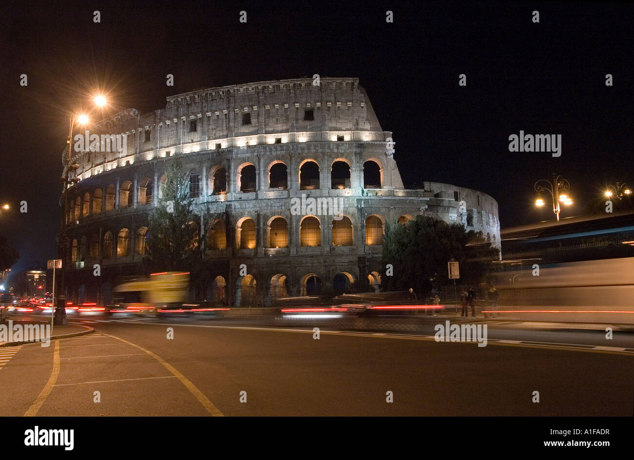 Vista esterna dei meglio preservati sezione del Colosseo di notte, Roma Italia Foto Stock