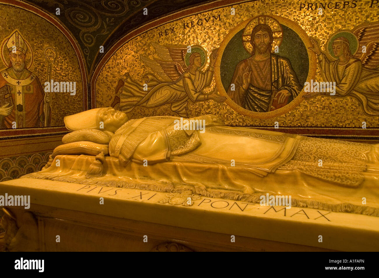 Tomba di Papa Pio XI alle Catacombe sotto la Basilica Papale di San Pietro o Basilica di San Pietro situata nella Città del Vaticano Roma Italia Foto Stock
