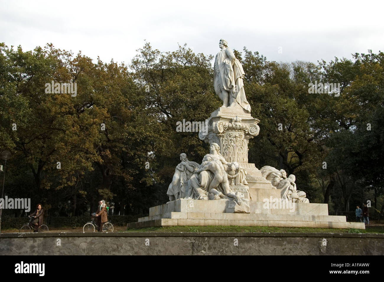 I ciclisti passano per monumento a Goethe progettato da Gustav Eberlein per conto del Kaiser Wilhelm II situato nei giardini di Villa Borghese, Roma Italia Foto Stock