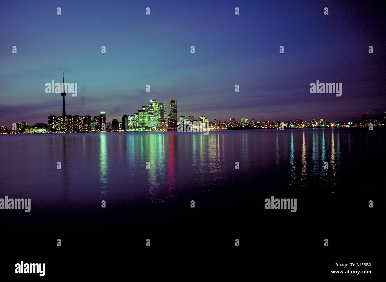 Skyline la riflessione in porto a Toronto per Foto Stock