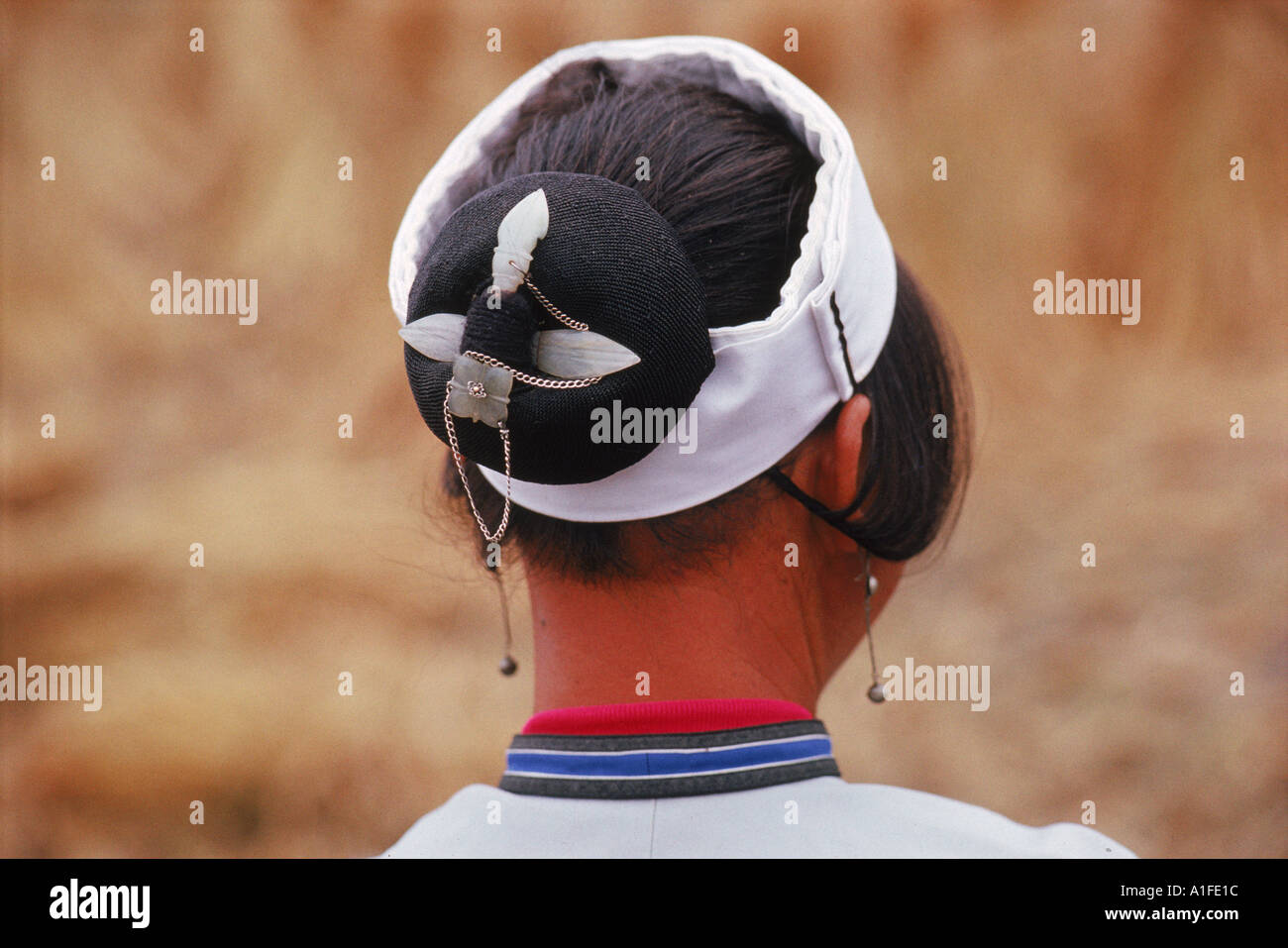 Close up di fascia bianca e tradizionale stile di capelli di Laohan nei pressi di Anshun Guizhou Cina G Corrigan Foto Stock