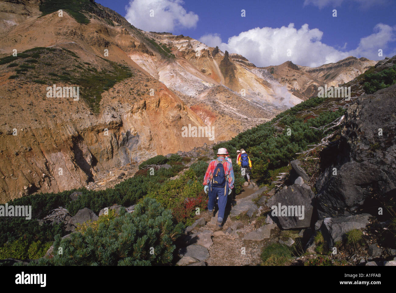 Un gruppo di escursionisti su un percorso nella gamma Daisetsuzan sull'isola di Hokkaido in Giappone Asia G Hellier Foto Stock