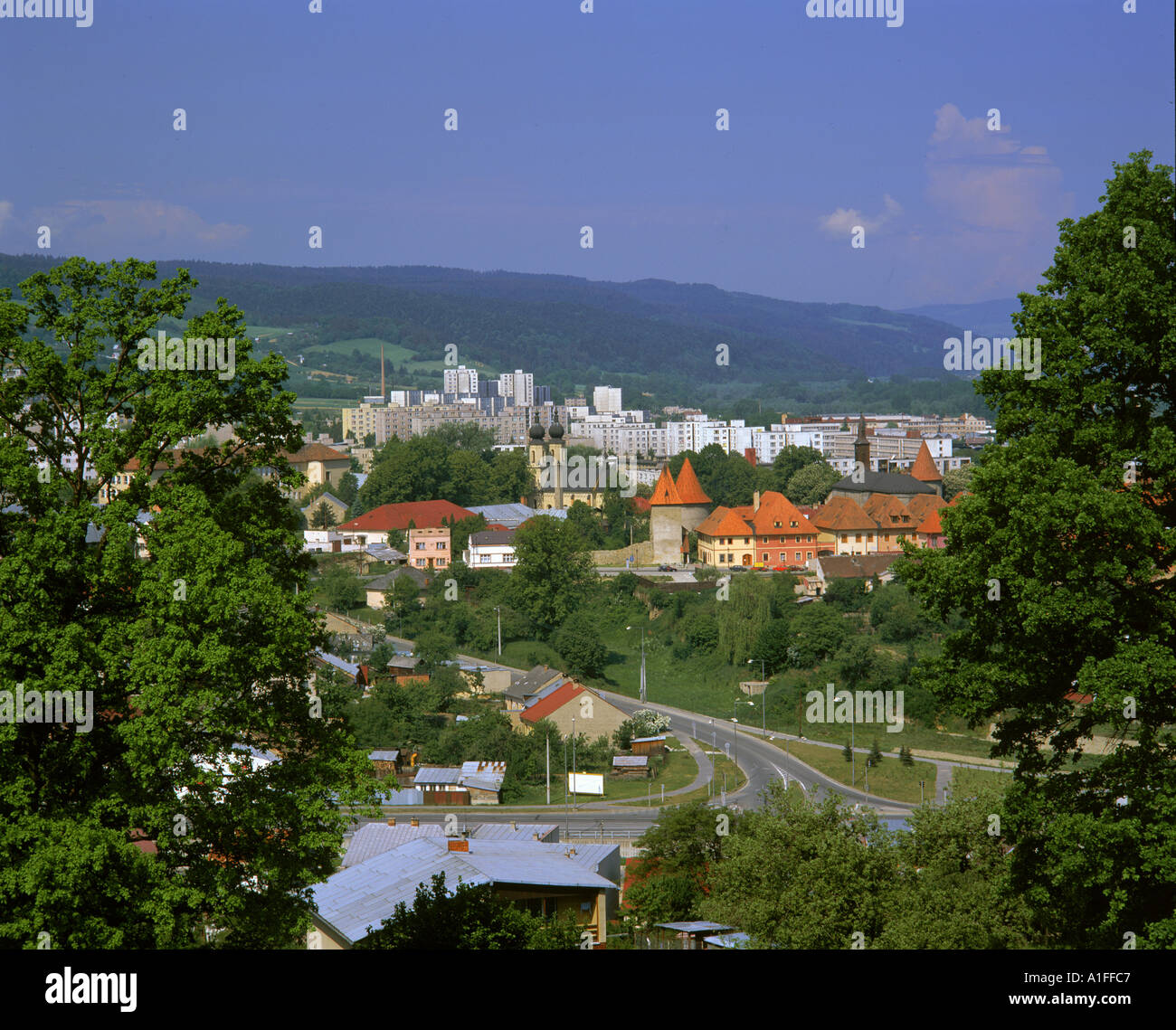 Il contrasto di vecchi e nuovi edifici della città di Bardejov Slovacchia G Hellier Foto Stock