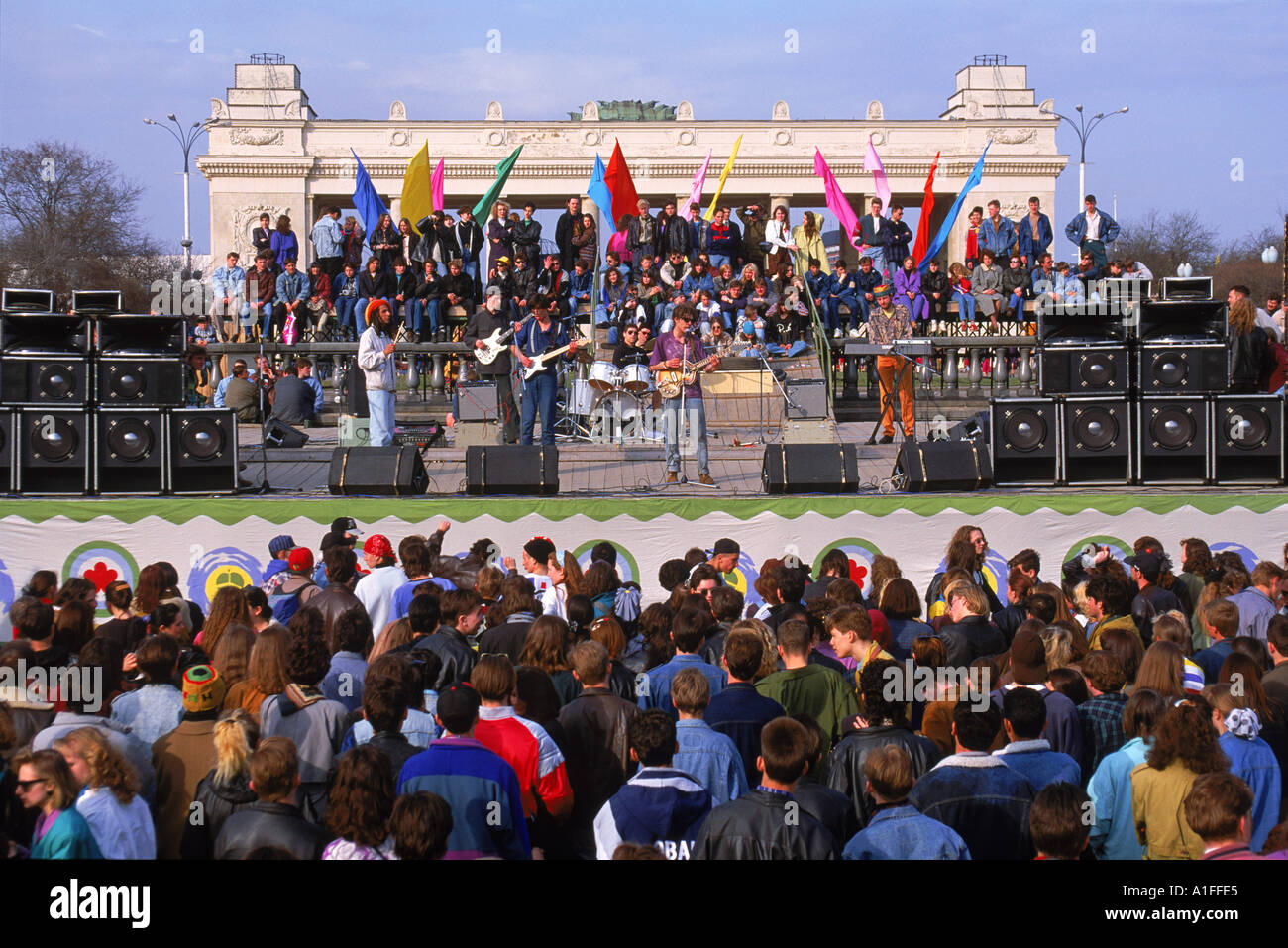 La folla in un concerto durante la Giornata della Terra Festival di Gorky Park di Mosca Russia G Hellier Foto Stock