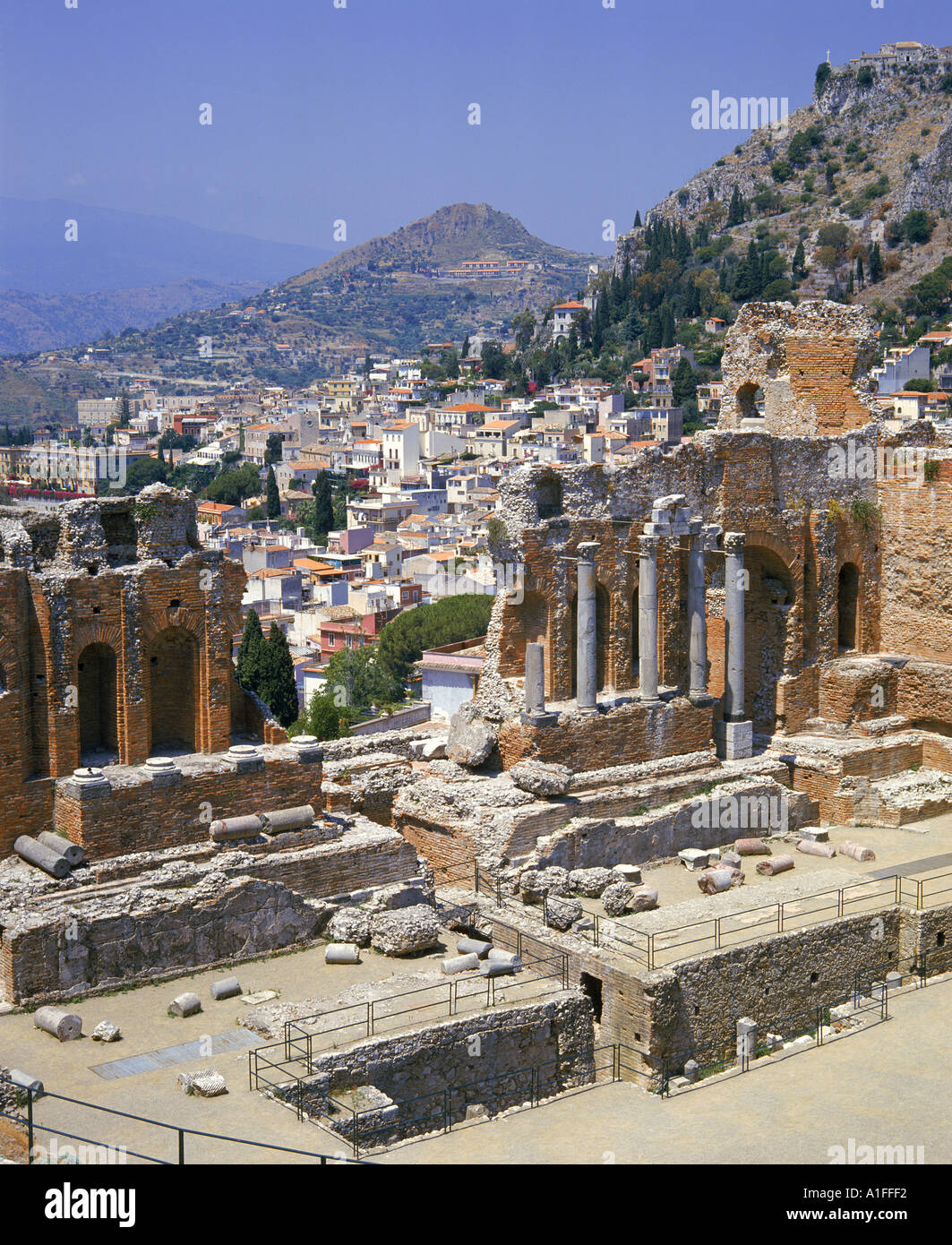 Le rovine presi dal teatro Greco Romano e la città in background a Taormina in Sicilia Italia G Hellier Foto Stock