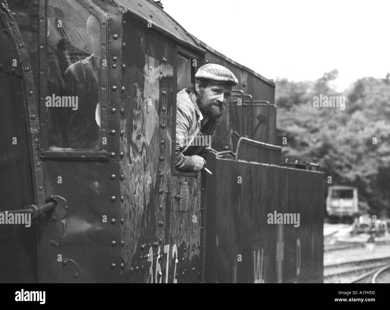 Driver motore inclinazione verso l'esterno della cabina a Pickering stazione sulla North Yorkshire Moors conserve di linea Foto Stock