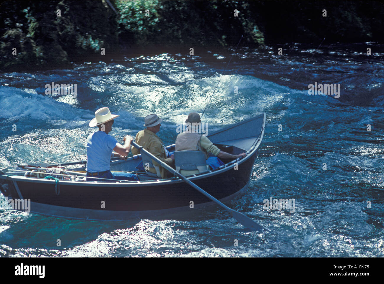 McKenzie deriva del fiume in barca e volare i pescatori sul fiume McKenzie Oregon Foto Stock
