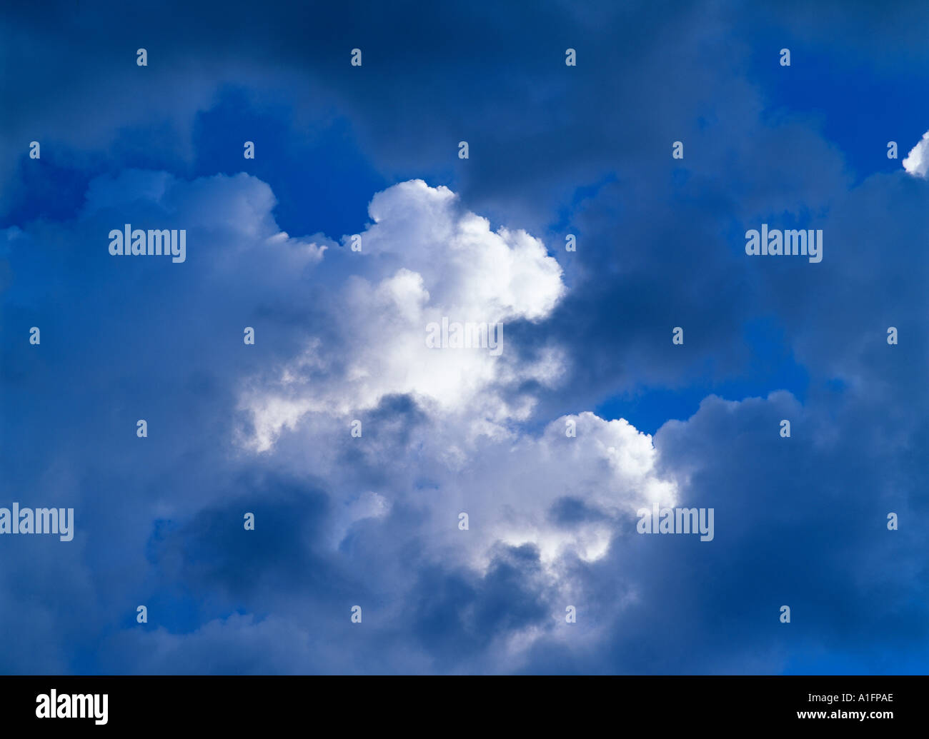 Nuvole sopra il lago Delentment Oregon Foto Stock