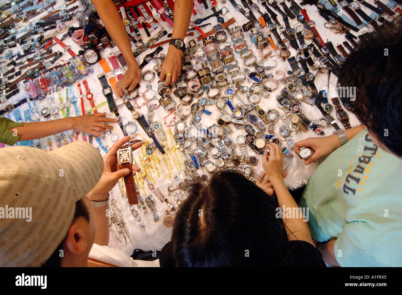Orologi in vendita presso il mercato del fine settimana di Chatuchak  Bangkok in Thailandia Foto stock - Alamy