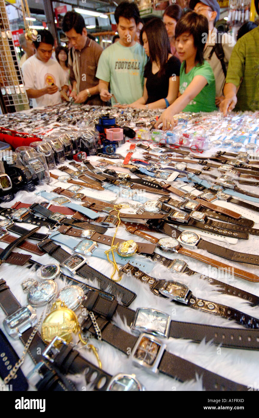 Orologi in vendita presso il mercato del fine settimana di Chatuchak Bangkok  in Thailandia Foto stock - Alamy