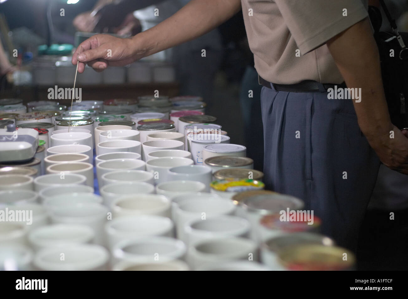 Cricket lotta popolare è un tempo di passaggio in Cina questi uomini sono la visualizzazione scegliendo Selezione di acquistare quindi le scommesse su combattimenti e guardare i grilli insetti a dongtai fiore pesci di uccelli ed insetti mercato cinese di Shanghai i grilli sono venduti in piccoli vasi e vengono agitati con un bastone per vedere quanto bene si sarebbe lotta Foto Stock