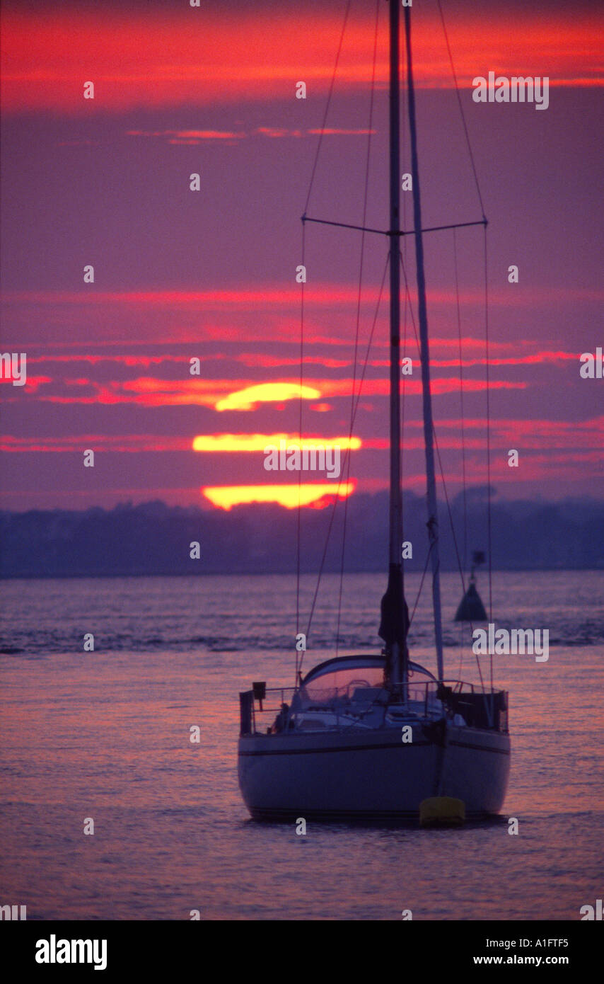 Yacht sunset Yarmouth Isle of Wight England Regno Unito Foto Stock