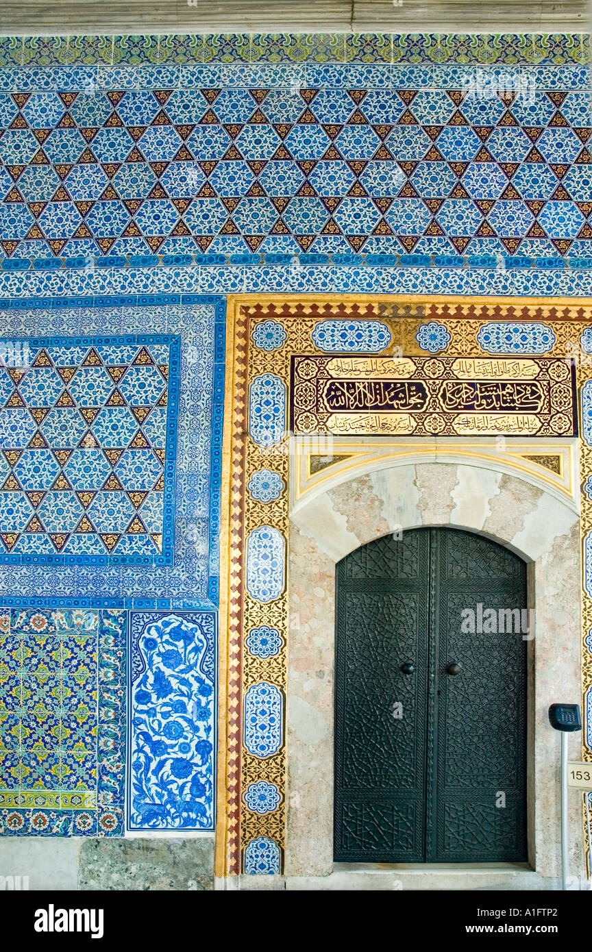 Bella blu turchese e piastrelle a mosaico circondano la porta della camera di circoncisione, Palazzo Topkapi Sarayi, Istanbul, Turchia. Foto Stock