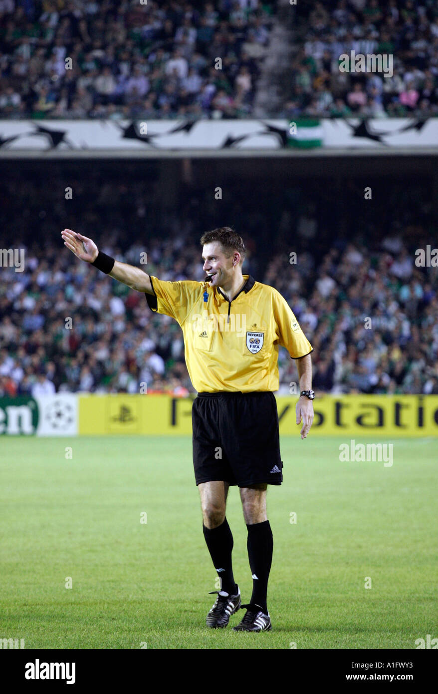 Alain Hamer, Lussemburghese internazionale arbitro UEFA, durante la Champions League tra il Real Betis e Chelsea FC Foto Stock