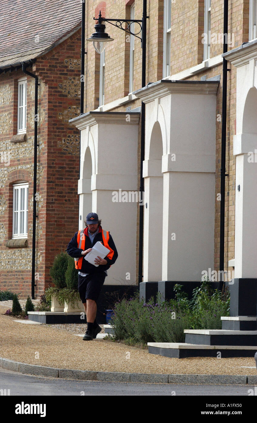 Un postino consegna la posta a Poundbury vicino a Dorchester nel Dorset Regno Unito Regno Unito Foto Stock