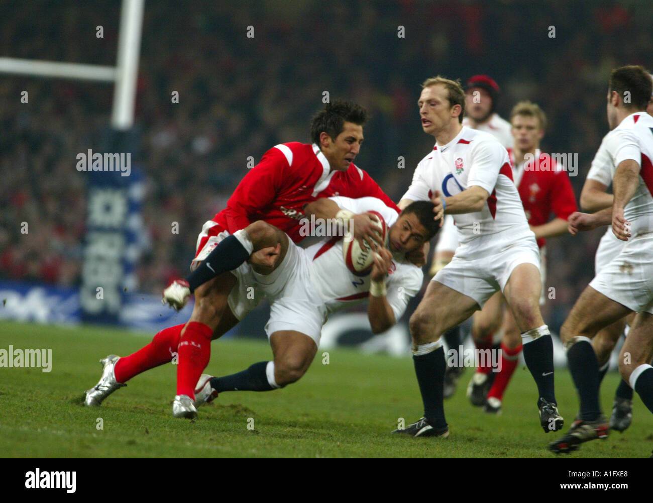 Gavin Henson del Galles affronta Jason Robinson di Inghilterra Internazionale di Rugby al Millennium Stadium Cardiff Wales UK Foto Stock