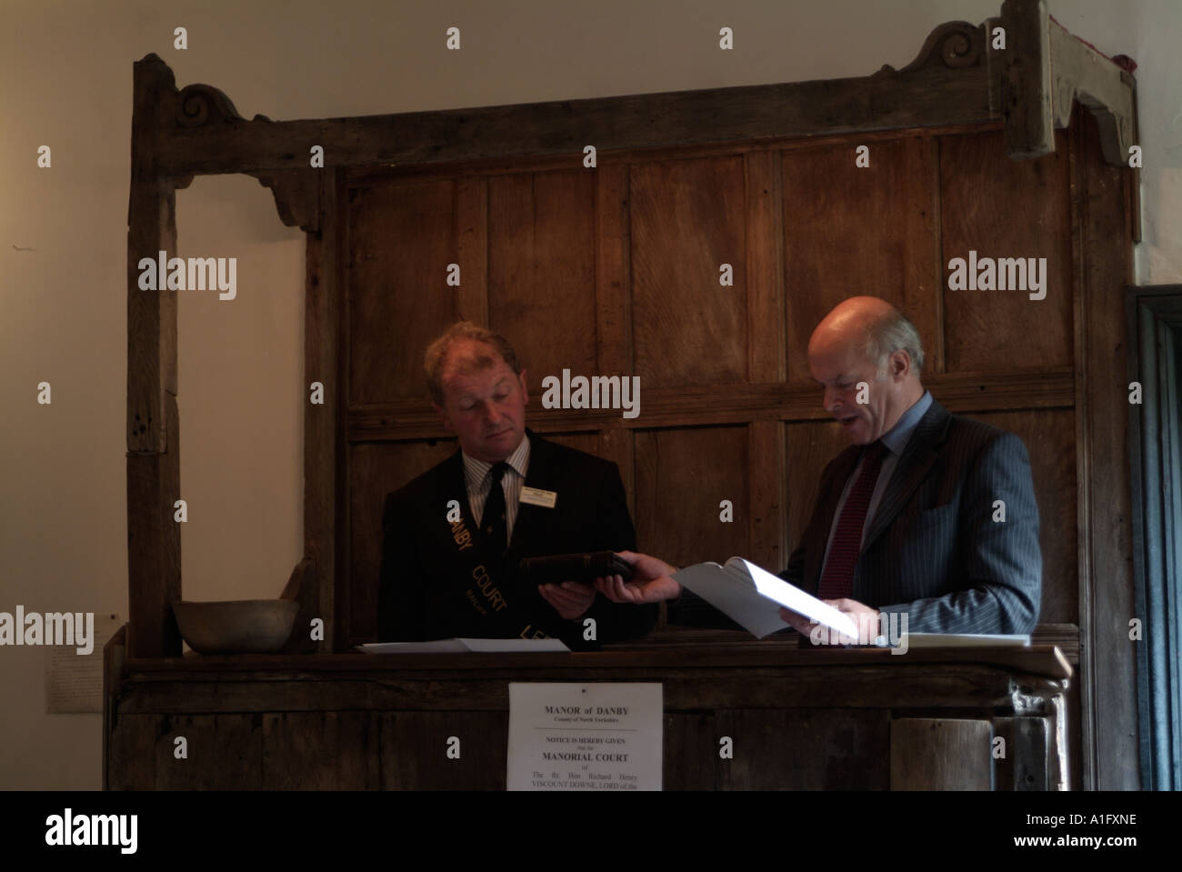 Balì tenendo il giuramento a Danby Corte Leet un Manorial Court di Dnaby North Yorkshire Foto Stock