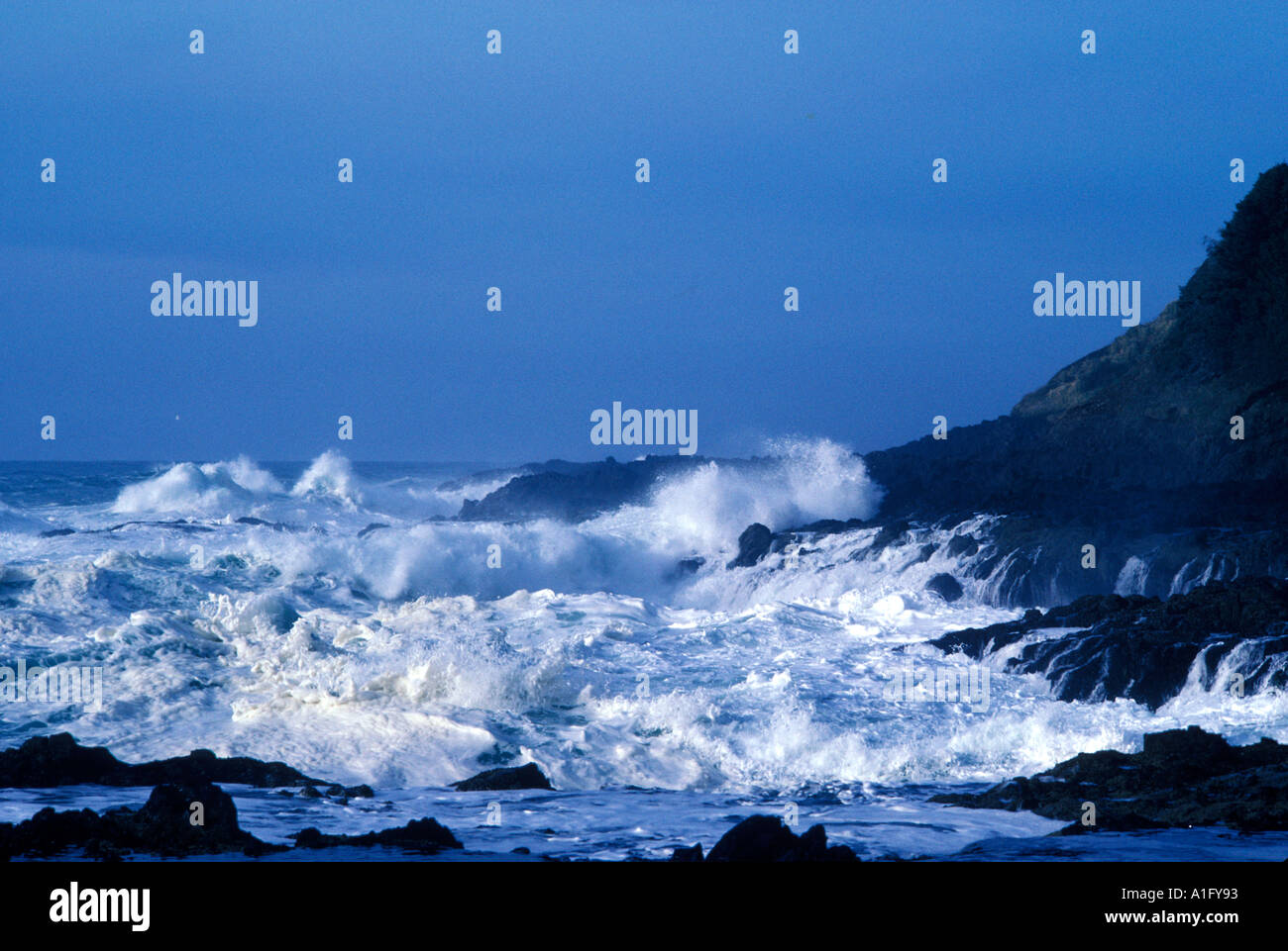 Onde di tempesta al largo di Capo Perpetua Oregon Foto Stock