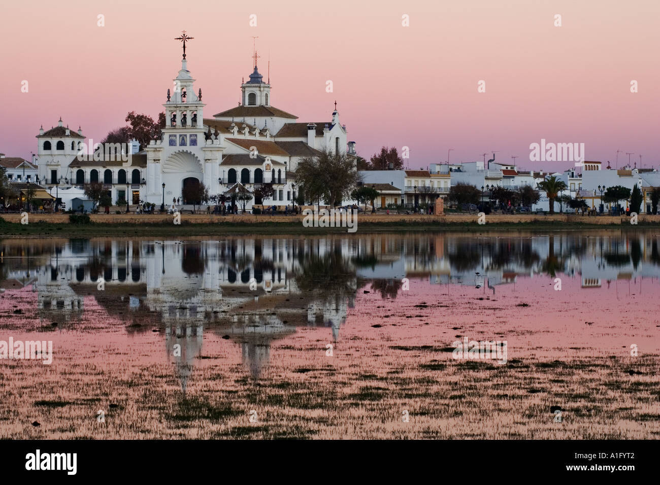 El Rocio santuario al crepuscolo, Almonte, Huelva, Spagna Foto Stock