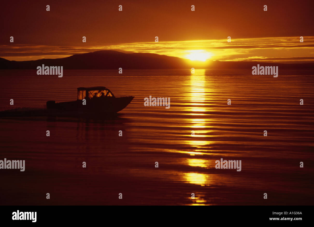 Piccola barca al tramonto in Kotzebue Sound Alaska Foto Stock